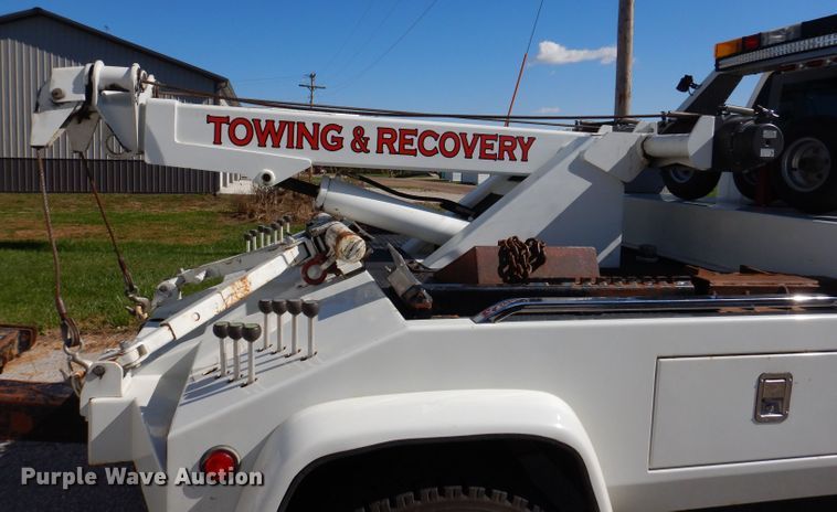 image for item KW9392 1999 Chevrolet C6500  tow truck