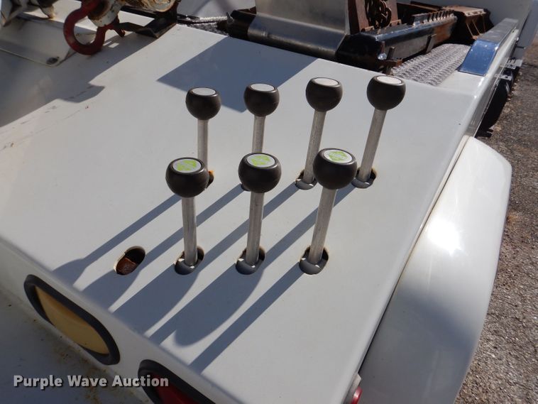 image for item KW9392 1999 Chevrolet C6500  tow truck