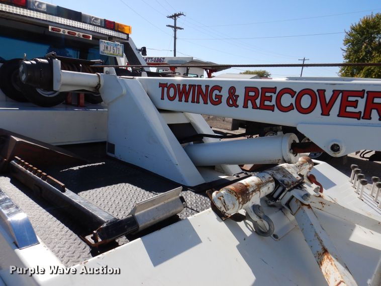 image for item KW9392 1999 Chevrolet C6500  tow truck