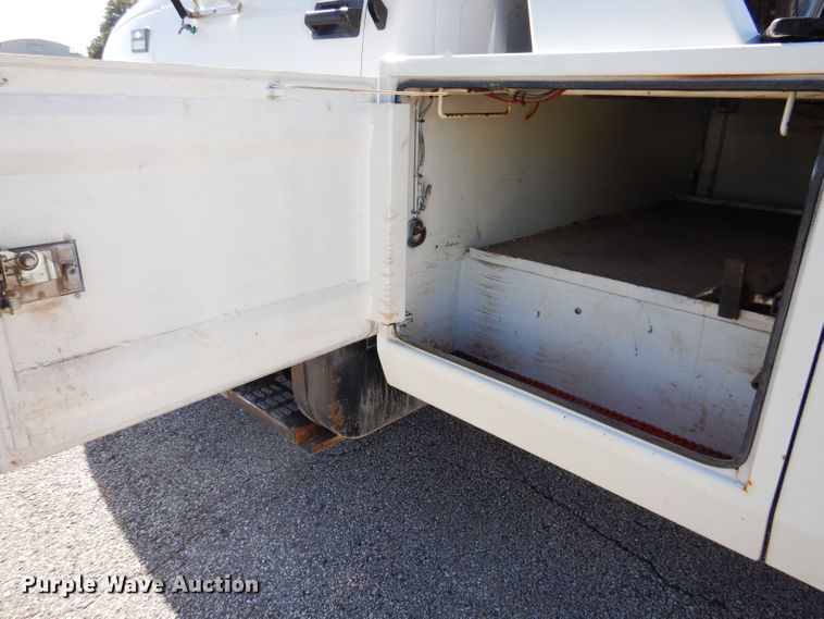 image for item KW9392 1999 Chevrolet C6500  tow truck