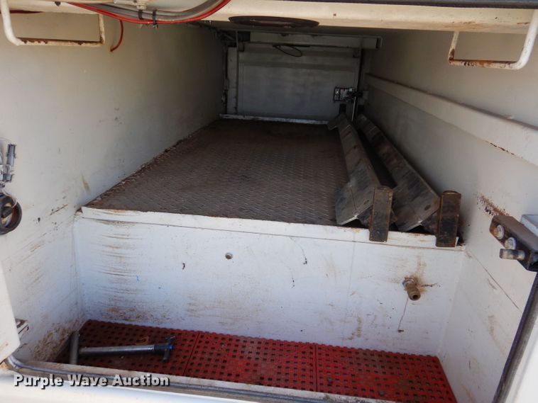 image for item KW9392 1999 Chevrolet C6500  tow truck