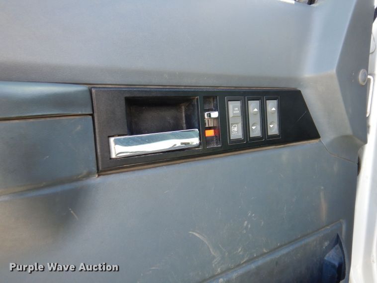 image for item KW9392 1999 Chevrolet C6500  tow truck