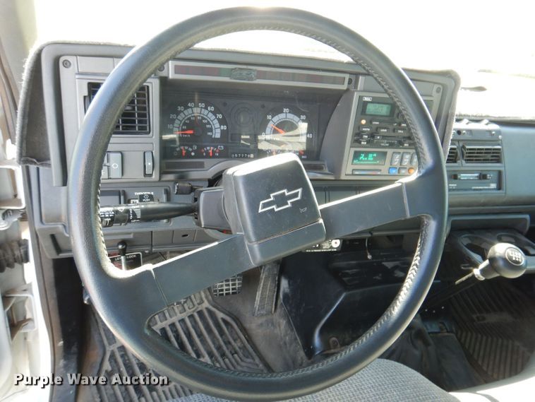 image for item KW9392 1999 Chevrolet C6500  tow truck