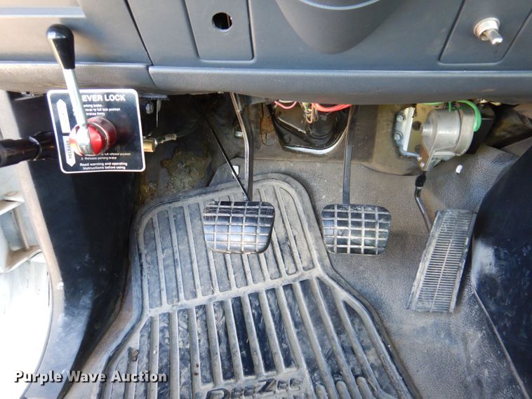 image for item KW9392 1999 Chevrolet C6500  tow truck