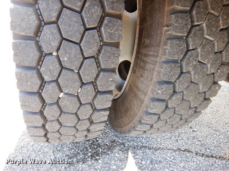 image for item KW9392 1999 Chevrolet C6500  tow truck