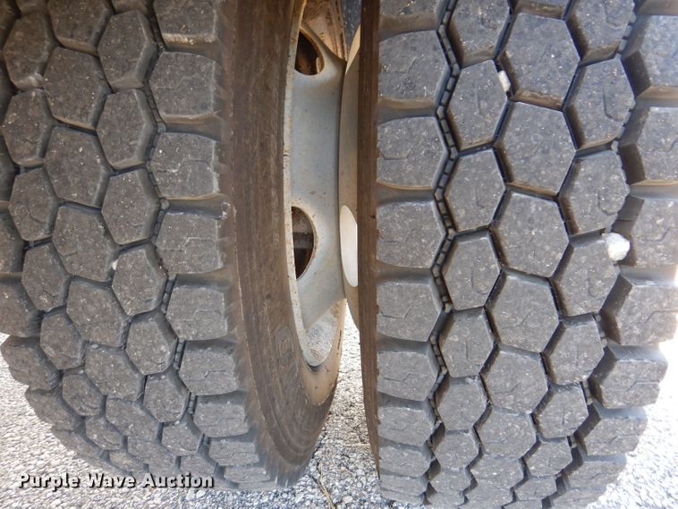 image for item KW9392 1999 Chevrolet C6500  tow truck