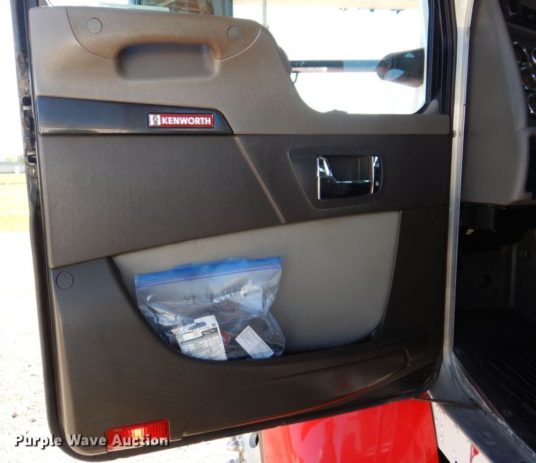 image for item KW9393 2013 Kenworth T370  car carrier truck