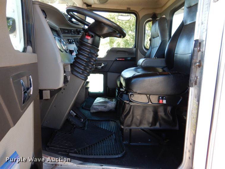 image for item KW9393 2013 Kenworth T370  car carrier truck