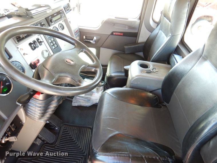 image for item KW9393 2013 Kenworth T370  car carrier truck