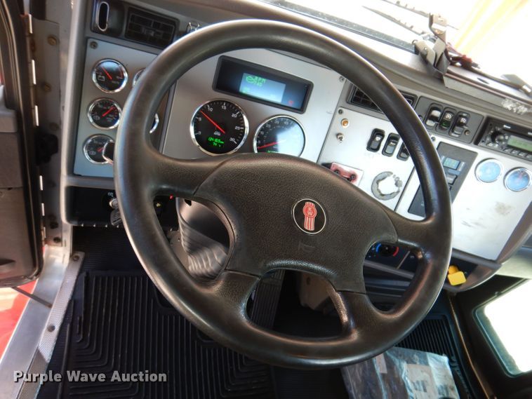 image for item KW9393 2013 Kenworth T370  car carrier truck