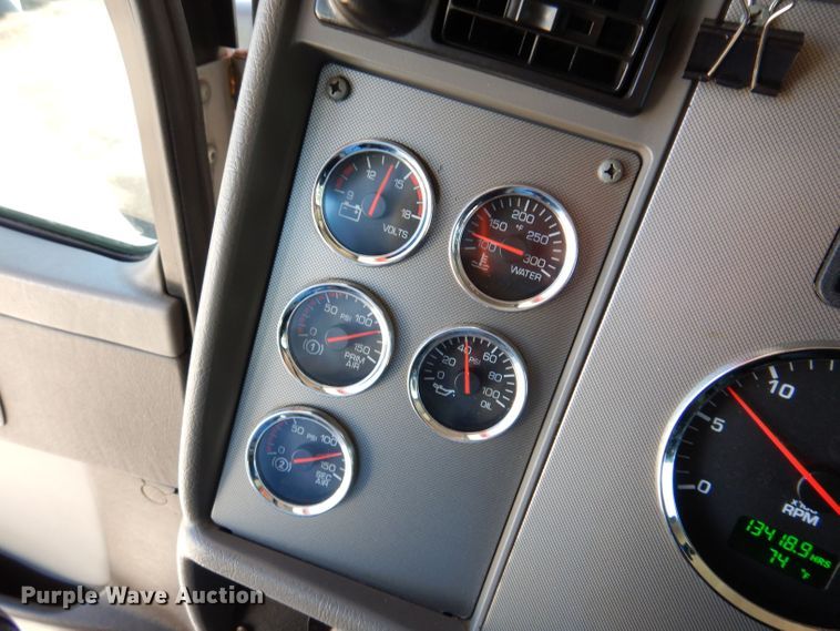 image for item KW9393 2013 Kenworth T370  car carrier truck