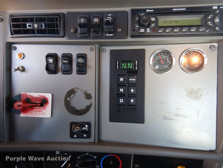 image for item KW9393 2013 Kenworth T370  car carrier truck