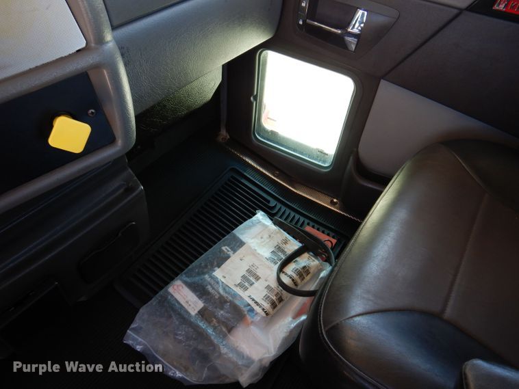 image for item KW9393 2013 Kenworth T370  car carrier truck