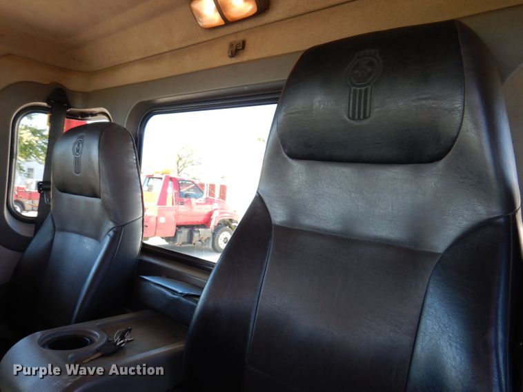 image for item KW9393 2013 Kenworth T370  car carrier truck