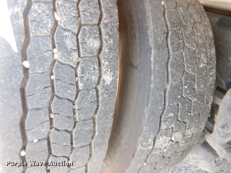 image for item KW9393 2013 Kenworth T370  car carrier truck