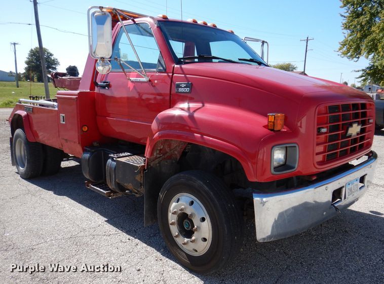 image for item KW9395 2001 Chevrolet C6500  tow truck