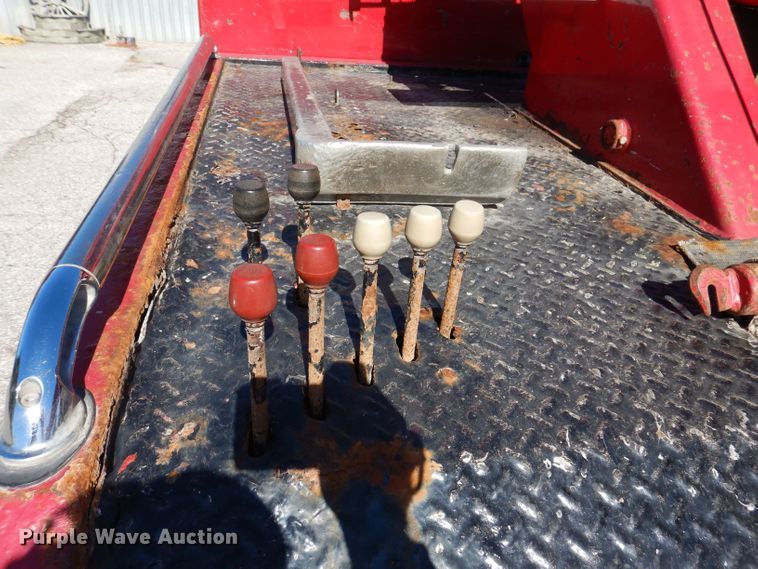 image for item KW9395 2001 Chevrolet C6500  tow truck