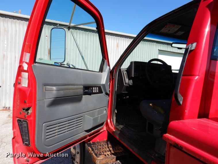 image for item KW9395 2001 Chevrolet C6500  tow truck