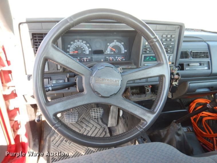 image for item KW9395 2001 Chevrolet C6500  tow truck