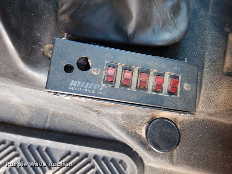 image for item KW9395 2001 Chevrolet C6500  tow truck