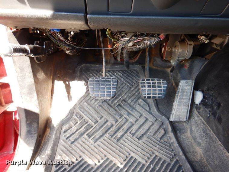 image for item KW9395 2001 Chevrolet C6500  tow truck