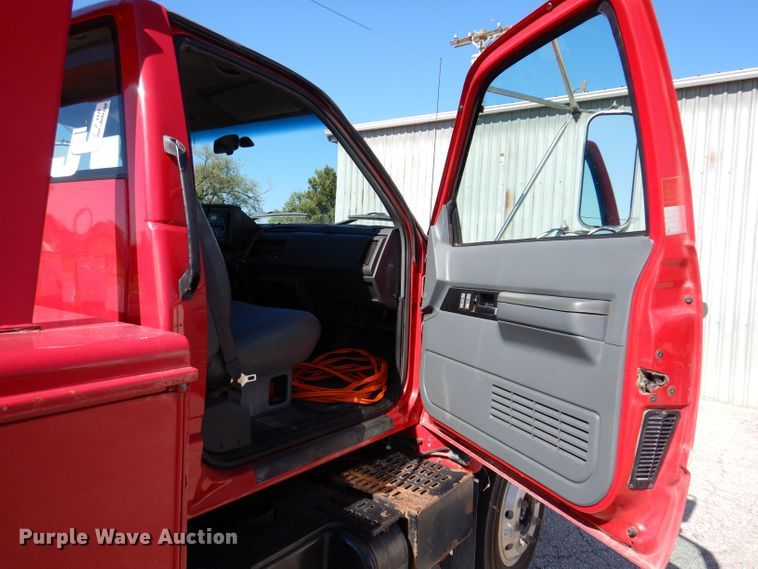 image for item KW9395 2001 Chevrolet C6500  tow truck