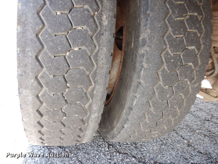 image for item KW9395 2001 Chevrolet C6500  tow truck