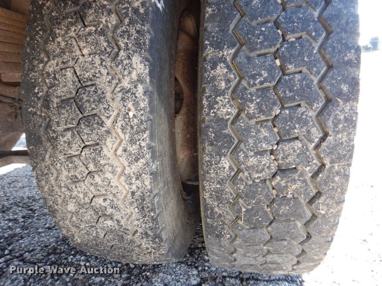 image for item KW9395 2001 Chevrolet C6500  tow truck