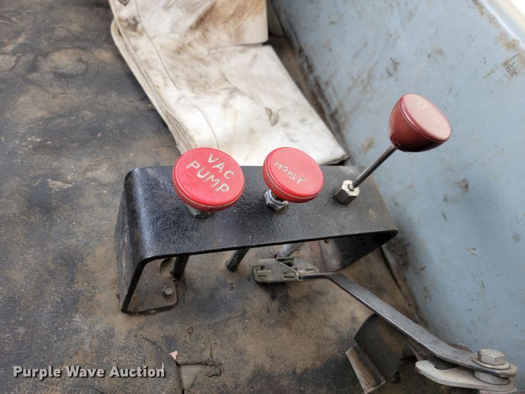 image for item LL9544 1995 Freightliner FL70  vacuum truck