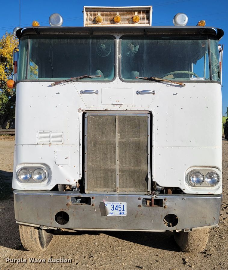 image for item LL9560 1971 Peterbilt 352ST  truck cab and chassis