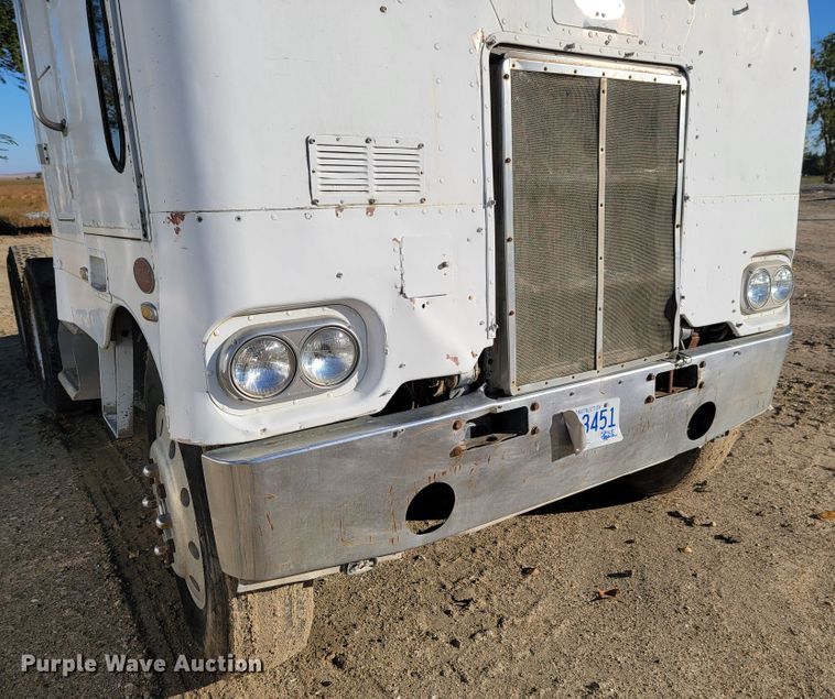 image for item LL9560 1971 Peterbilt 352ST  truck cab and chassis