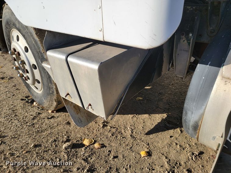 image for item LL9560 1971 Peterbilt 352ST  truck cab and chassis