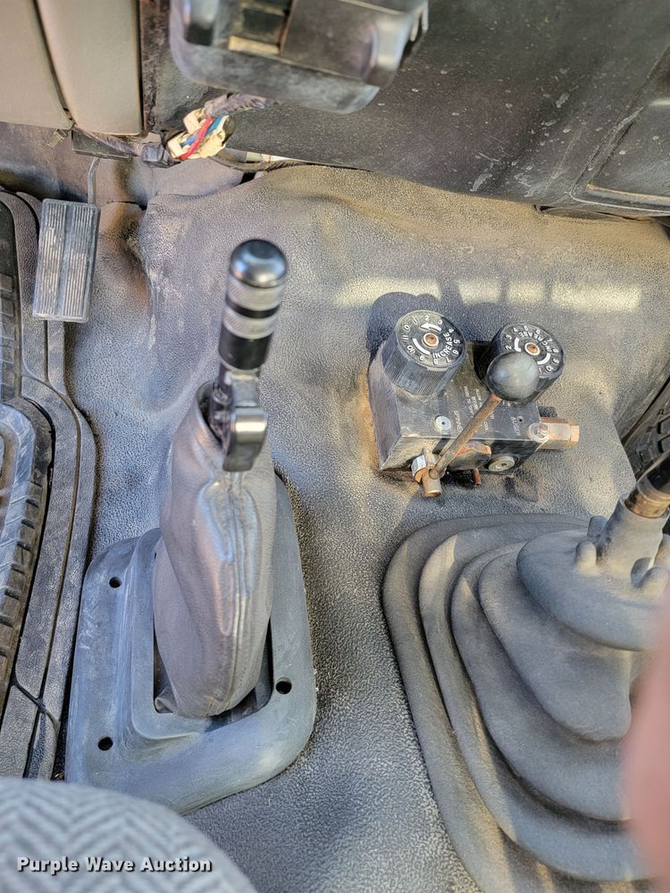 image for item LL9620 2000 Ford F650 Super Duty XL  dump truck