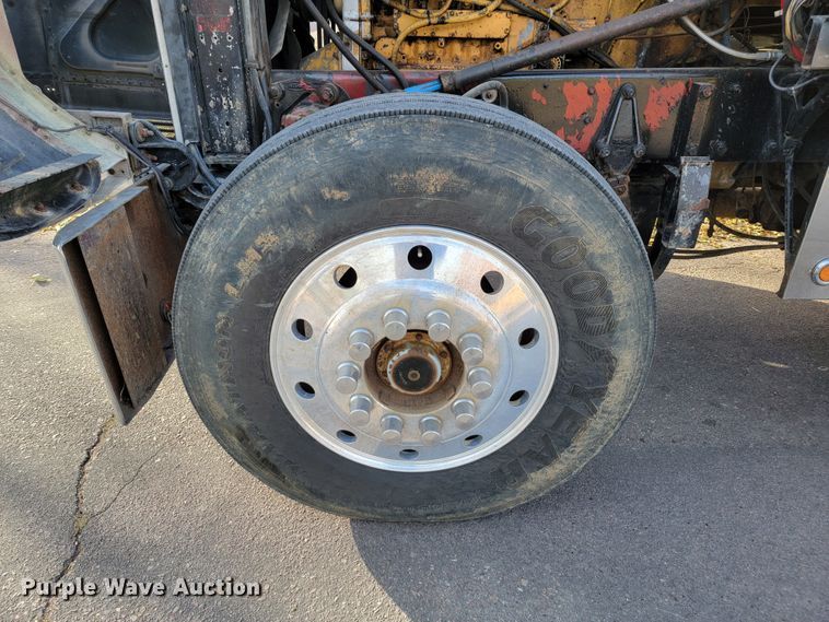 image for item LL9630 1989 Peterbilt 379  semi truck