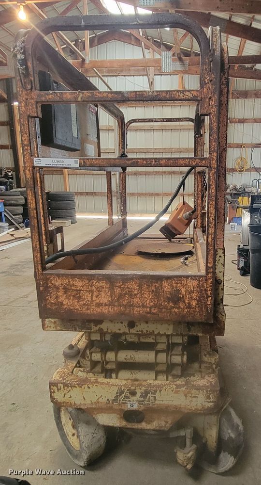 image for item LL9659 1993 JLG CM-1432  scissor lift