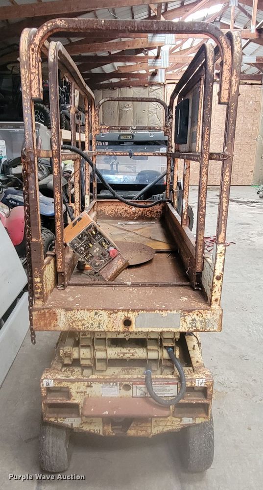 image for item LL9659 1993 JLG CM-1432  scissor lift