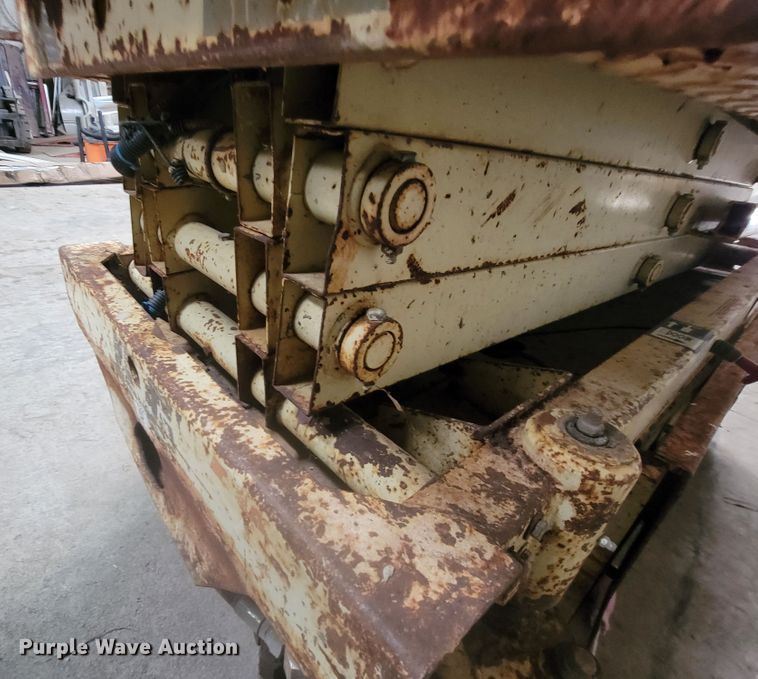 image for item LL9659 1993 JLG CM-1432  scissor lift