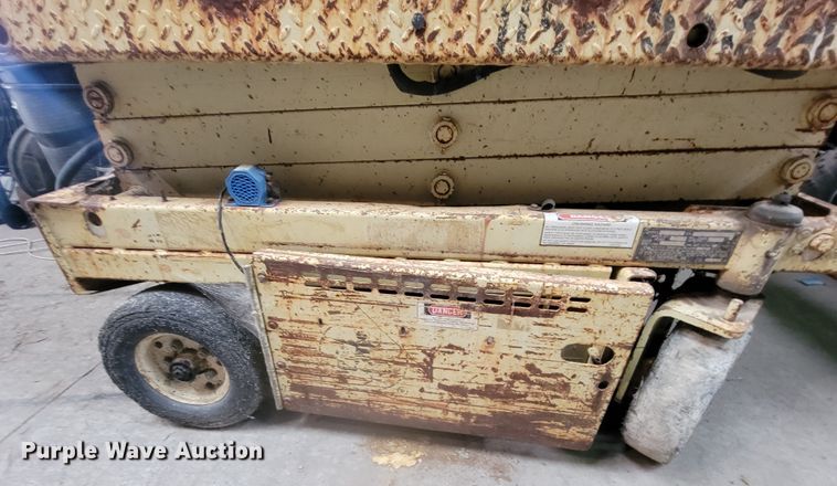 image for item LL9659 1993 JLG CM-1432  scissor lift