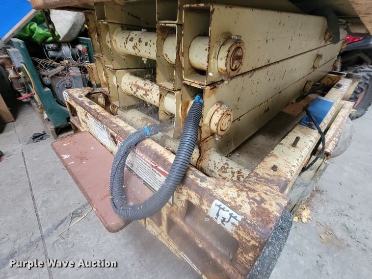 image for item LL9659 1993 JLG CM-1432  scissor lift