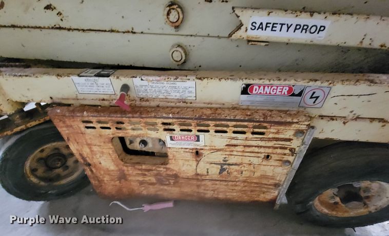 image for item LL9659 1993 JLG CM-1432  scissor lift