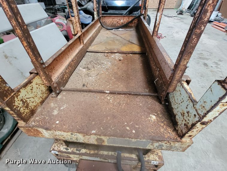 image for item LL9659 1993 JLG CM-1432  scissor lift