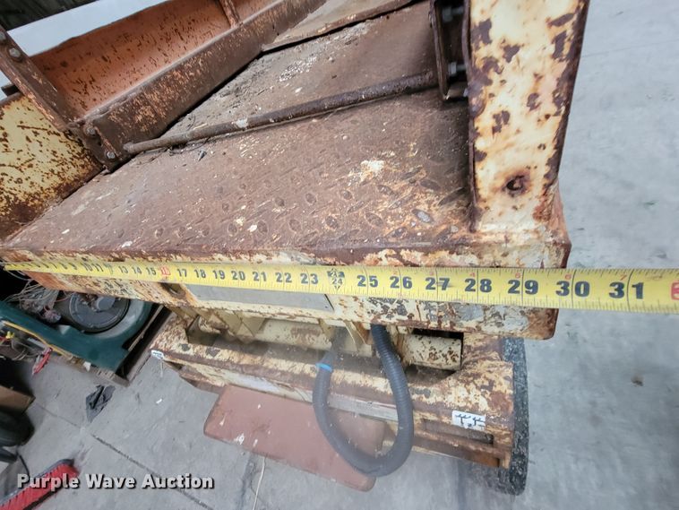 image for item LL9659 1993 JLG CM-1432  scissor lift