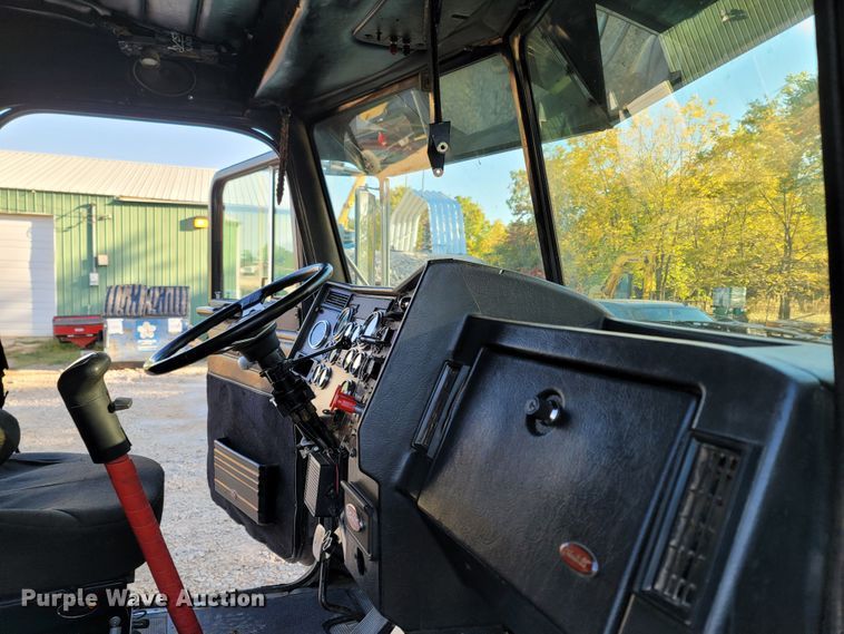 image for item LN9633 1998 Peterbilt 379  dump truck