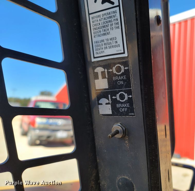 image for item LN9686 1999 Gehl SL5635SX  skid steer loader