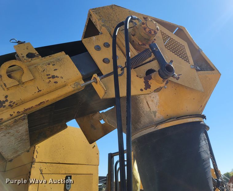 image for item LN9692 2003 Gomaco GT3600  curb machine