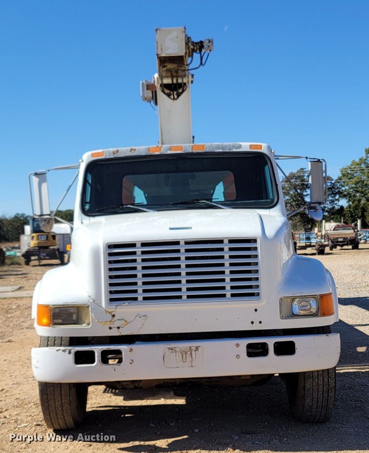 image for item LN9693 1994 International 4700  crane truck