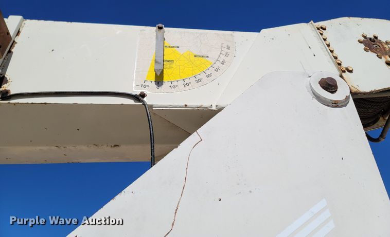 image for item LN9693 1994 International 4700  crane truck