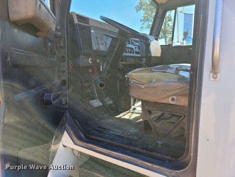 image for item LN9693 1994 International 4700  crane truck