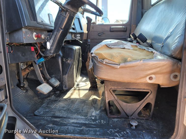 image for item LN9693 1994 International 4700  crane truck