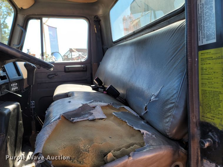 image for item LN9693 1994 International 4700  crane truck